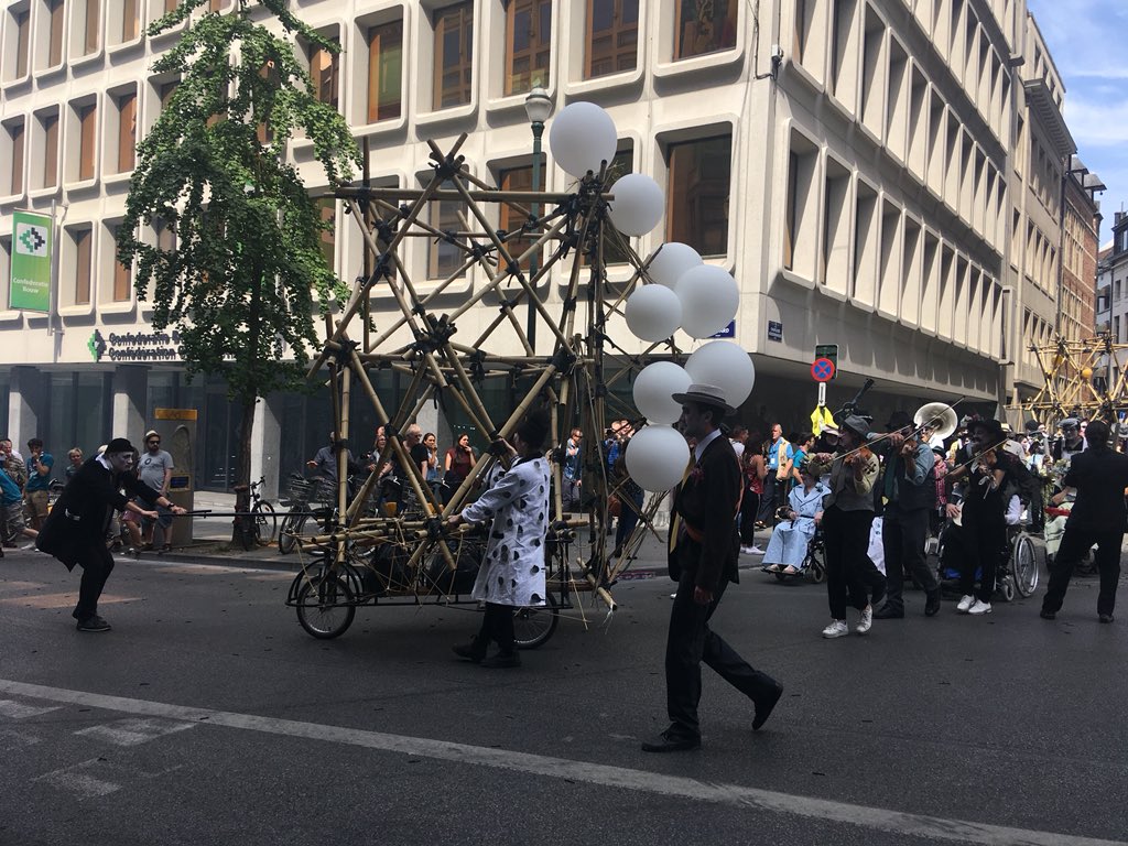 suzyvdbiesen's tweet photo. #zinnekeparade #brussel #tiende knallende editie https://t.co/DOk8XWiWSd