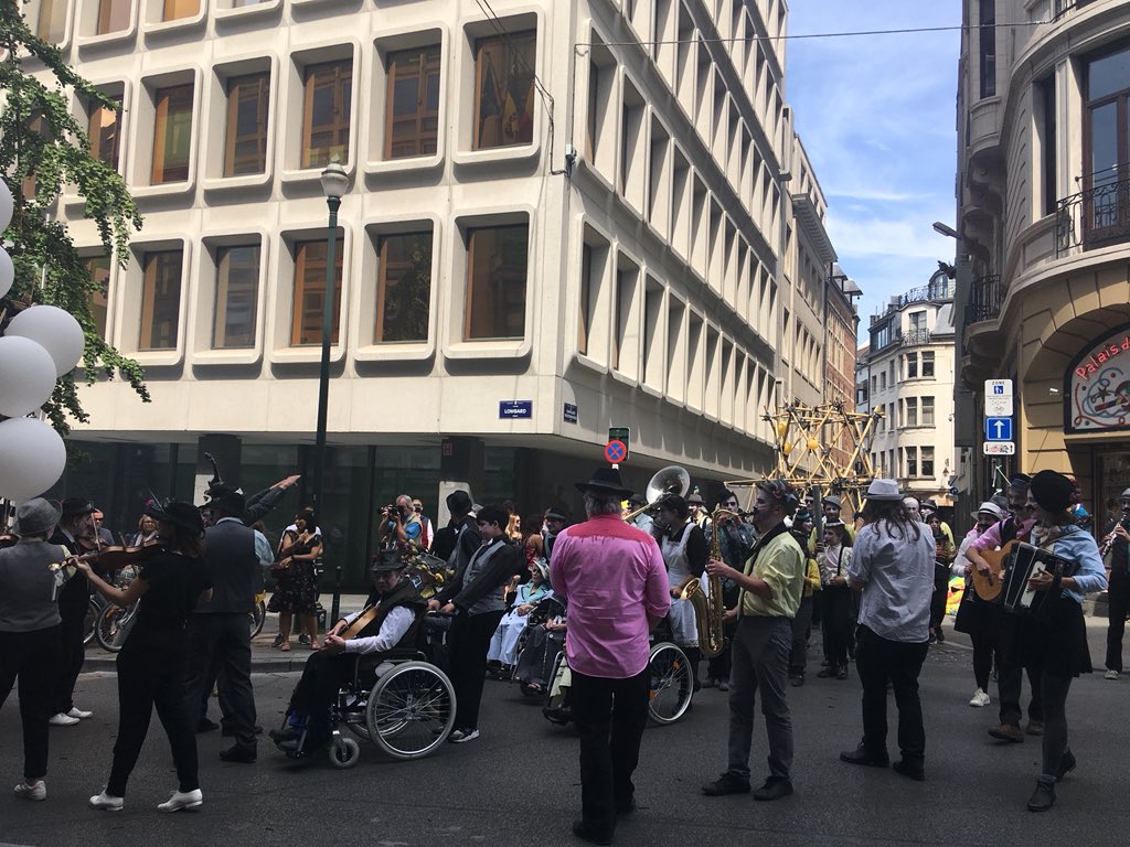 suzyvdbiesen's tweet photo. #zinnekeparade #brussel #tiende knallende editie https://t.co/DOk8XWiWSd