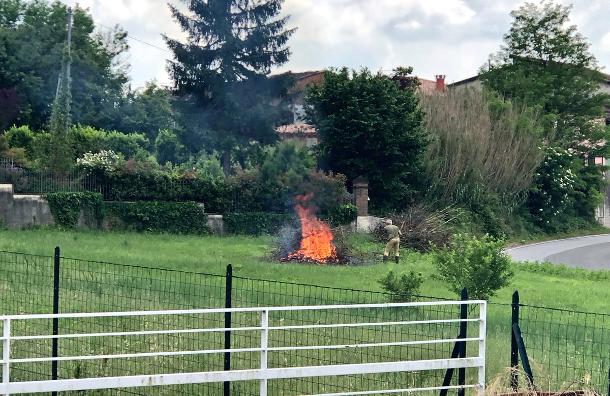 Fuoco appiccato tra le case, ora a Molino d’Egola in via San Giovanni Battista. Aria irrespirabile. Già dimenticato il luglio 2017?! Pregasi intervenire. <a href="/VGabbanini/">Vittorio Gabbanini</a> <a href="/pcMISsanminiato/">Misericordia UOpcH24</a> <a href="/ComuneSMiniato/">Comune San Miniato</a> <a href="/emergenzavvf/">Thuy Sinh Aqua ( Thủy sinh Aqua)</a>