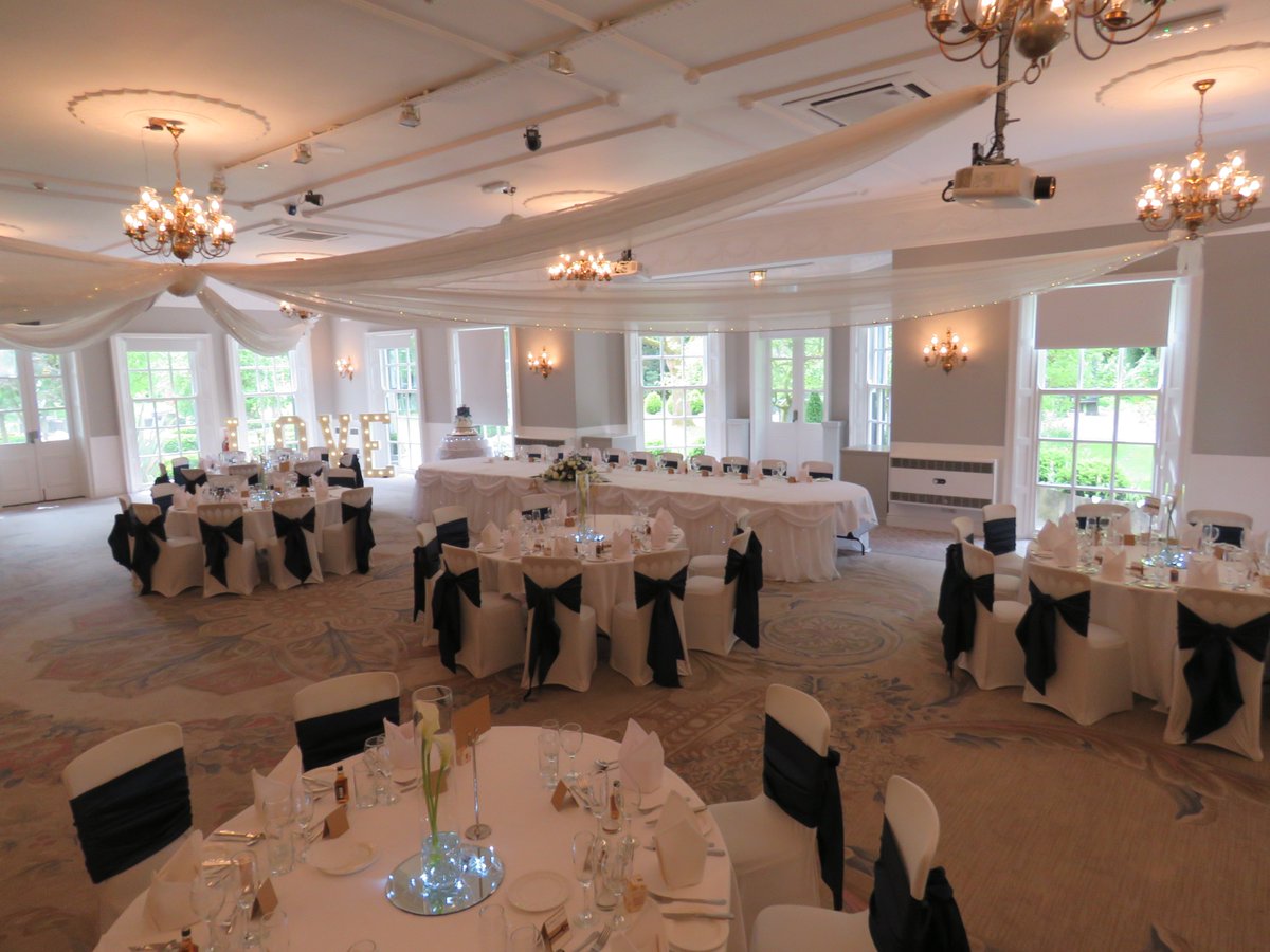 StathamLodge's tweet photo. Delighted to be hosting @StathamLodge on this gorgeous summers day, the wedding of Lucy &amp; Tom. Many congratulations to you both Mistress of the toasts today is our very own Leah @Tyingtheknotorg  #weddingcheshire #weddingday https://t.co/yDsahAqTky