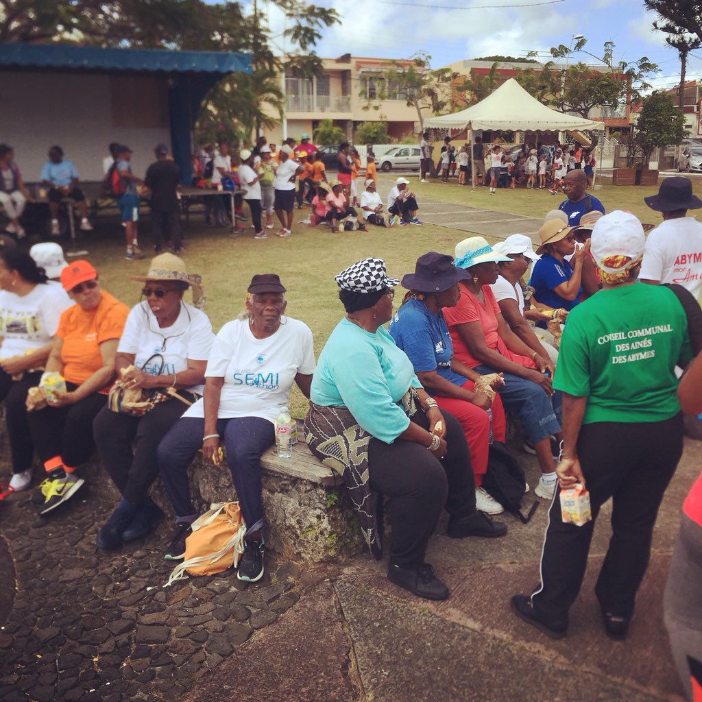 Magnifique mache des séniors qui ont arpenté les rues des Abymes pendant plus d’1h 💪🏾 

Si ça continue ils seront au départ du #SemiMarathon de demain 😁
