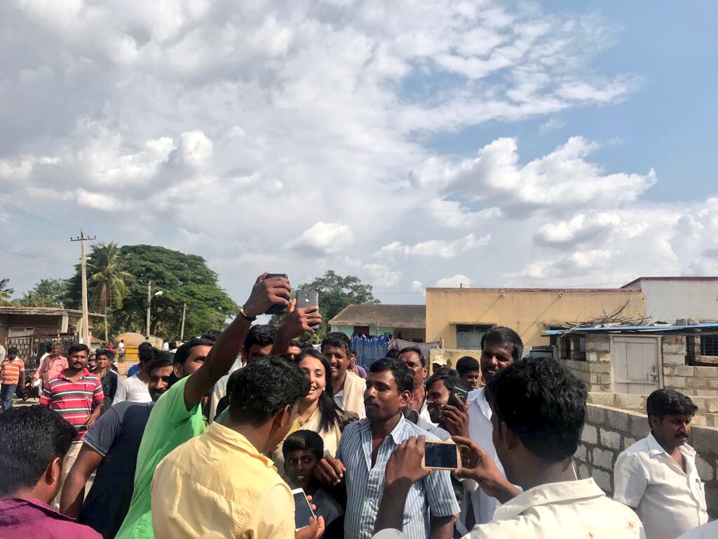 AiyshwaryaM's tweet photo. The last of the villages, Cheernahalli is as close to my heart as my own village. Plus there’s lots of nostalgia because I spent a lot of my childhood here campaigning for my father. 

#VoteForCongress #KarnatakaDefeatsBJP #SiddaramaiahForCM https://t.co/jLEgiMgDsL