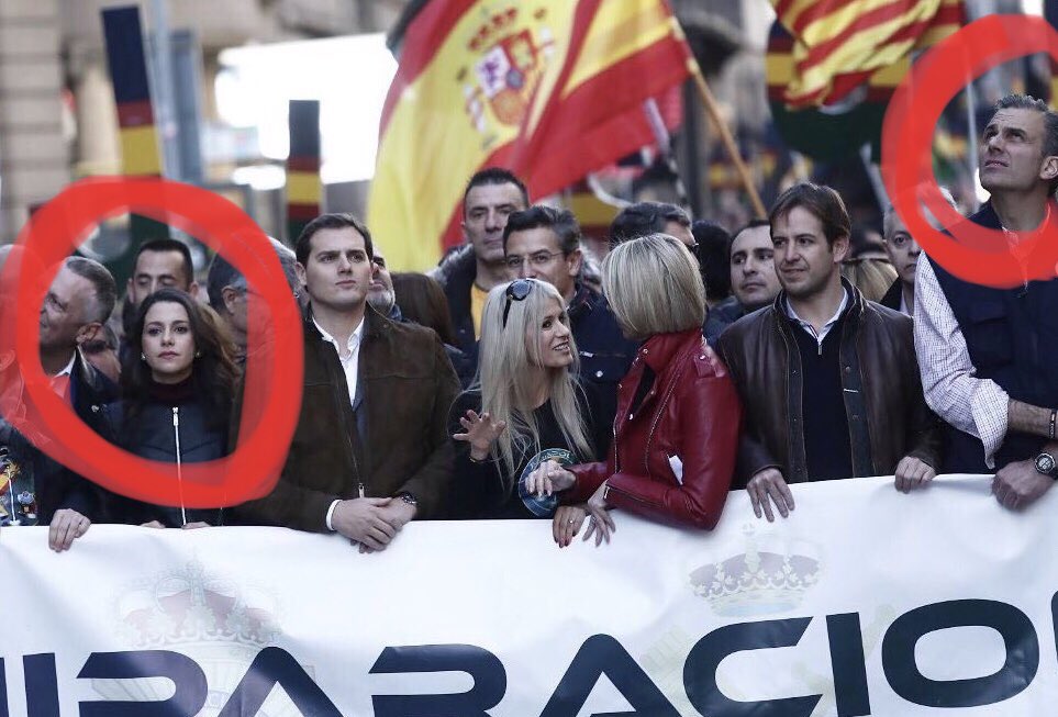 .<a href="/InesArrimadas/">Inés Arrimadas</a> vinculant novament l’independentisme amb l’extrema dreta. Aquí la teniu fa poques setmanes a Barcelona, aguantant la mateixa pancarta que Javier Ortega Smith, el sectetari general del partit ultradtretà Vox.