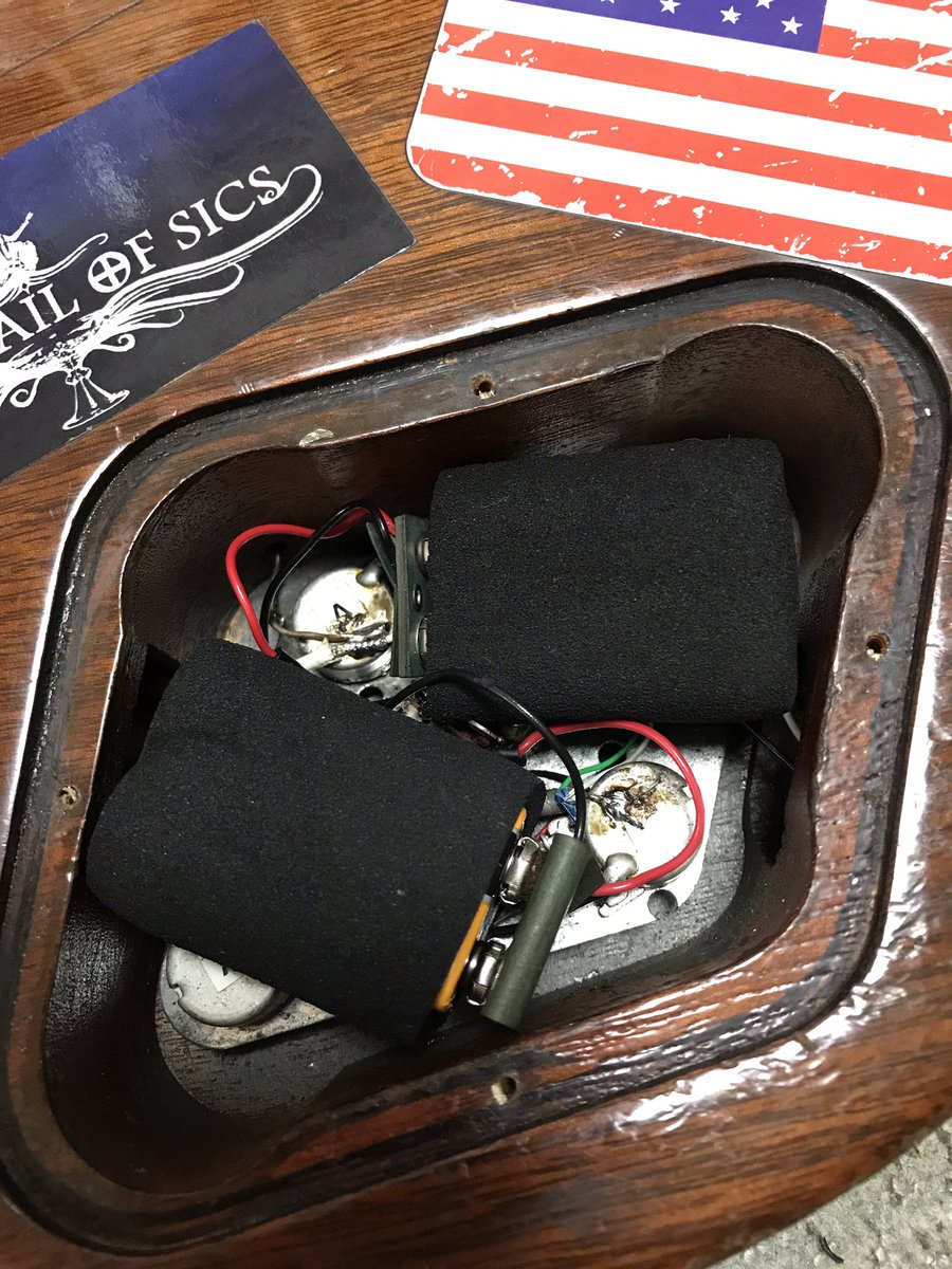 SDMF_Inc's tweet photo. そんで、
EMGは18V仕様にしてる。
EMGは最大27Vまでで、
通常9V使用だけど、俺は18V。
音のレンジが広くなり、
EMG特有のコンプ感が薄れる。
EMGの18Vサウンドはお気に入り!
@EMG_PICKUPS
#EMG #EMG85 #EMG81
#EMG_ZW_Set
#18VMod #18V仕様
#9V電池2個 https://t.co/T9ueM2KV4P