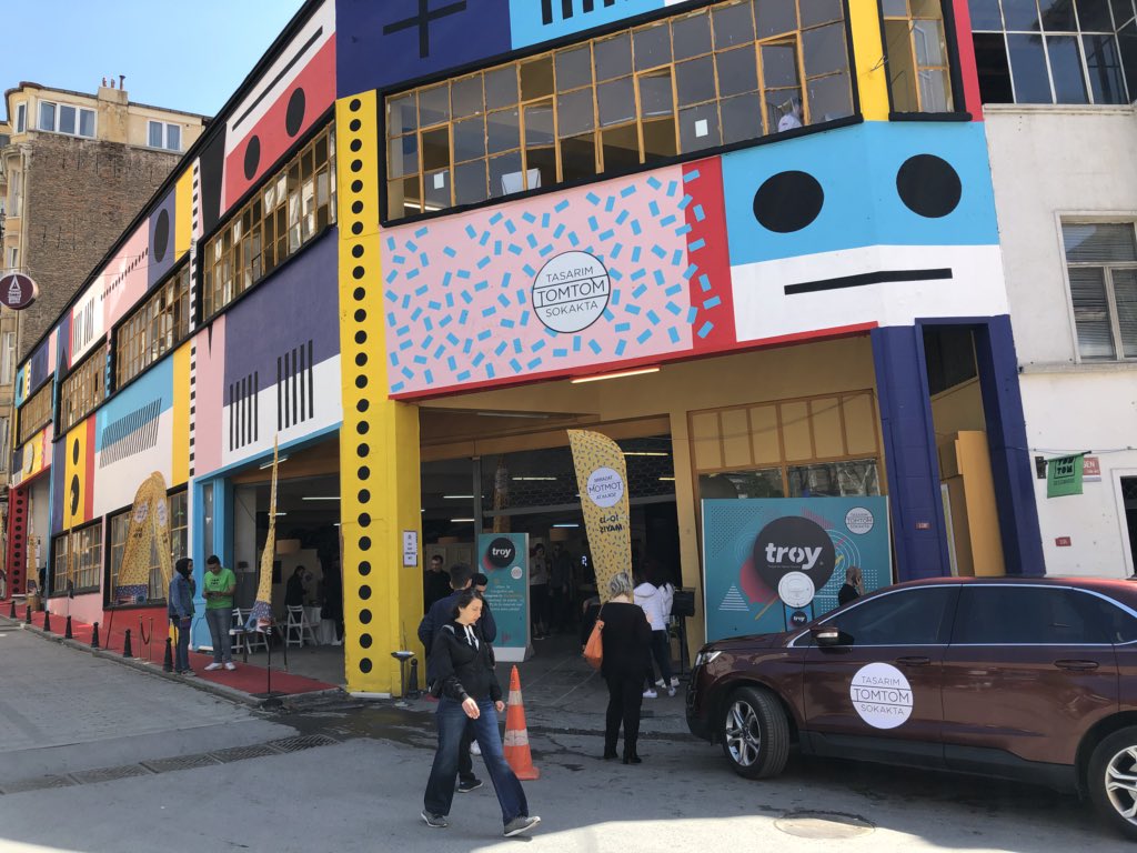 Mahalleme yine “soylulaştırma” gelmiş. Tasarım &amp; sanat soslu gayrimenkul pazarlama günleri.

Eski otopark yeni pop-up pazar alanını Han Tümertekin projelendiriyormuş. Italia Dakar Otel Binası da satıştaymış. 

Siyah takım elbiseli bodyguardlar da güvenliğiniz için her daim hazır!