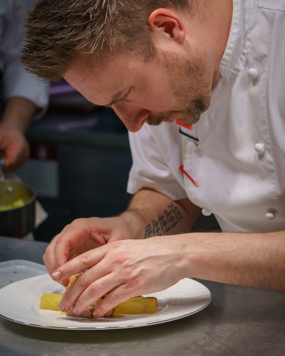 PhyllisCourt's tweet photo. Tonight is our black-tie #Riverside #ChefsShowcase. Members will enjoy a lavish six course #tastingmenu and live #harp music in the #RiversidePavilion. Each of the dishes in #ExecutiveChef Carl Jackman's carefully crafted menu, has been perfectly paired with a wine match. https://t.co/yd0MfKqCLi