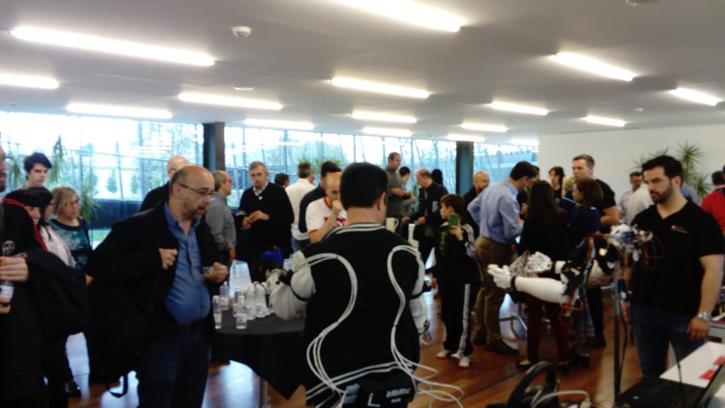 Salesian_Boscos's tweet image. Hoy estamos exponiendo en #arduinoday18 nuestros proyectos de #FP Bmimic, SPD y CNC-PCB