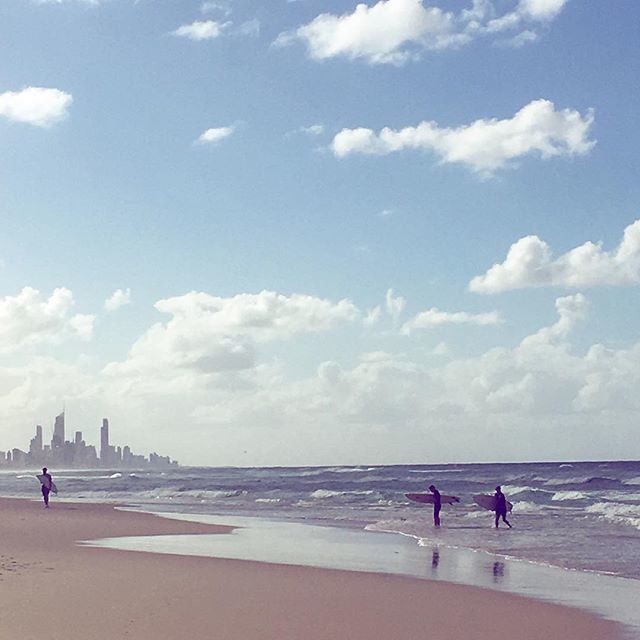 tracystravels10's tweet photo. Bit of a cliche this photograph- beautiful beach, surfers emerging from the ocean and the skyline of Surfers Paradise on the Gold Coast in the background. Isn’t Australia marvellous!!! 😍 .
.
.
#burleighheads #burleighheadsbeach #visitgoldcoast #goldc… https://t.co/LmjdA0SJlQ https://t.co/uheH3GBkkV