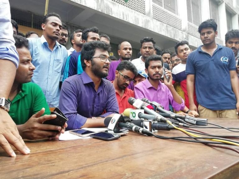 ClickIttefaq's tweet photo. #Quotareforms demo: Students call strike tomorrow
https://t.co/LoxQDizAci https://t.co/W1YQgHxP30