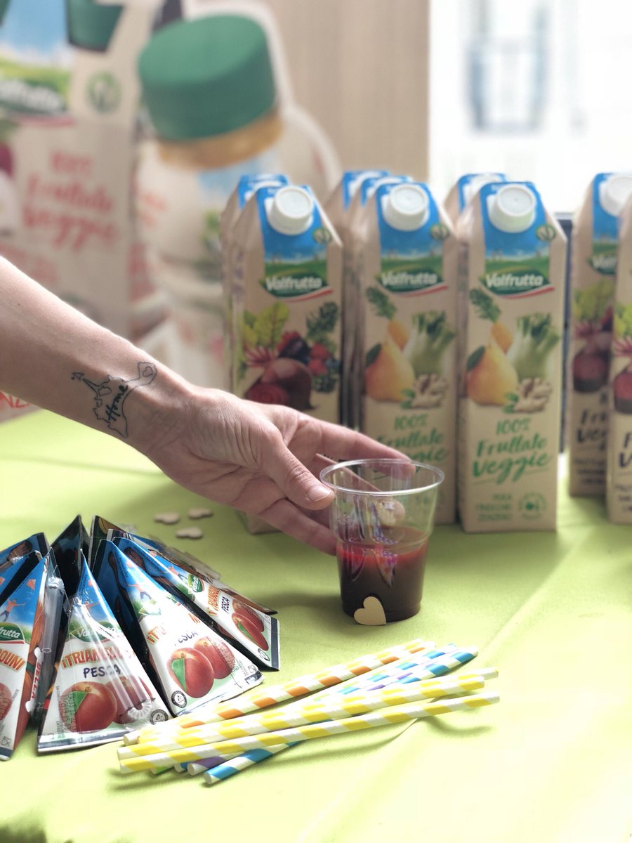 mammadalprimosg's tweet photo. Avete già assaggiato il 100% FRULLATO VEGGIE di @valfrutta? (succo di frutta + verdura, senza conservanti né coloranti, 100% vegan) io l’ho scoperto qualche mese fa e da allora non manca mai a casa! #Valfrutta #Triangolini #Veggie #Frullato #piattipronti #prontialvapore #adv https://t.co/8vghm9BQeR