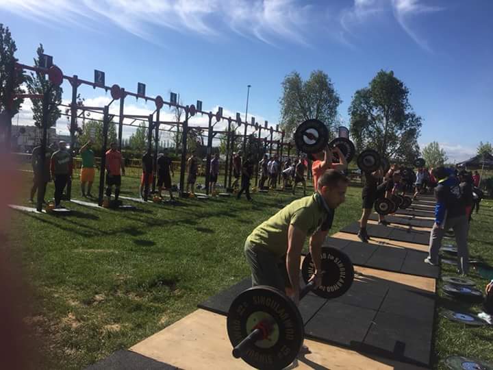 Sussuarez's tweet photo. Hoy #Zaratán ha comenzado el día con más de 400 personas llegadas de toda España compitiendo en #Crossfit #Crossfitters #UnionGames en la zona "playa". Os dejo algunas imágenes y la programación para este fin de semana.
#ZaratánEnPositivo https://t.co/4cuz3xHx6z