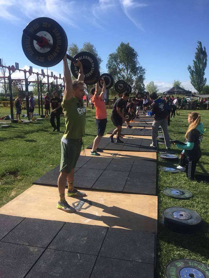 Sussuarez's tweet photo. Hoy #Zaratán ha comenzado el día con más de 400 personas llegadas de toda España compitiendo en #Crossfit #Crossfitters #UnionGames en la zona "playa". Os dejo algunas imágenes y la programación para este fin de semana.
#ZaratánEnPositivo https://t.co/4cuz3xHx6z
