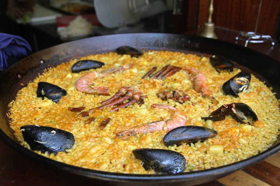 grupo374's tweet photo. Ya está aquí el fin de semana! La ocasión ideal para conocer nuestra amplia variedad de arroces y paellas. 🥘😍😋 Te animas? ¡Visita las páginas de nuestros #Restaurantes y haz tu reserva!  #Grupo374 #yummy #foodie #paella @elochoymedio @colmadorivera_ @MONVALENCIA_ #ElCaféDelMar https://t.co/BxNDc628Ex