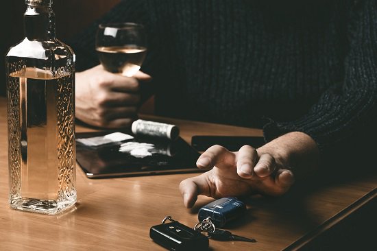 DGTes's tweet photo. Al volante pasarse de la raya en #alcoholyotrasdrogas puede ir más allá de infracción y sanción. Puede ser un delito si excedes los 0,60 mg/l o te niegas a someterte a las pruebas. ¡Mejor 0,0 al volante🍷🍻🥂💊 ! https://t.co/AhRHQ2PGk3
