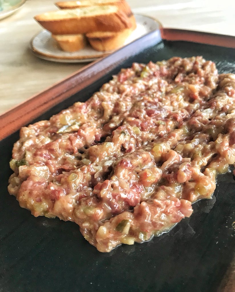 MemoMark3's tweet photo. Runaways-Estilo Pirrakas🔆 Si aún no conoces el espacio gastronómico de Javi Dominguez, te estás perdiendo su cocina de fusión con un toque canalla, perfecta para compartir con amigos en un ambiente informal. Increíble el steak tartar de vaca madurada 🔝 🔝 🔝 #Pirrakeo #Petroni https://t.co/cp75DvTCtn