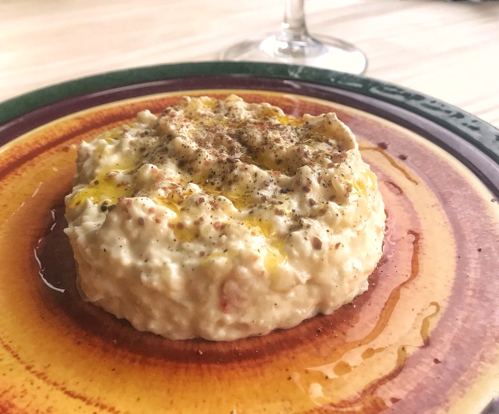 MemoMark3's tweet photo. Runaways-Estilo Pirrakas🔆 Si aún no conoces el espacio gastronómico de Javi Dominguez, te estás perdiendo su cocina de fusión con un toque canalla, perfecta para compartir con amigos en un ambiente informal. Increíble el steak tartar de vaca madurada 🔝 🔝 🔝 #Pirrakeo #Petroni https://t.co/cp75DvTCtn