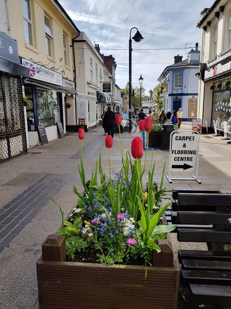 Always looking lovely in the precinct,thanks to #Babbacombebaybloomers 
A wonderful selection of shops await you. Why not take a visit, today near by is twitter.com/BabbCliffRail/… Make a day of it @BoostTorbay 
@BabbCliffRail
@EnglishRiviera
@RivieraGeopark
