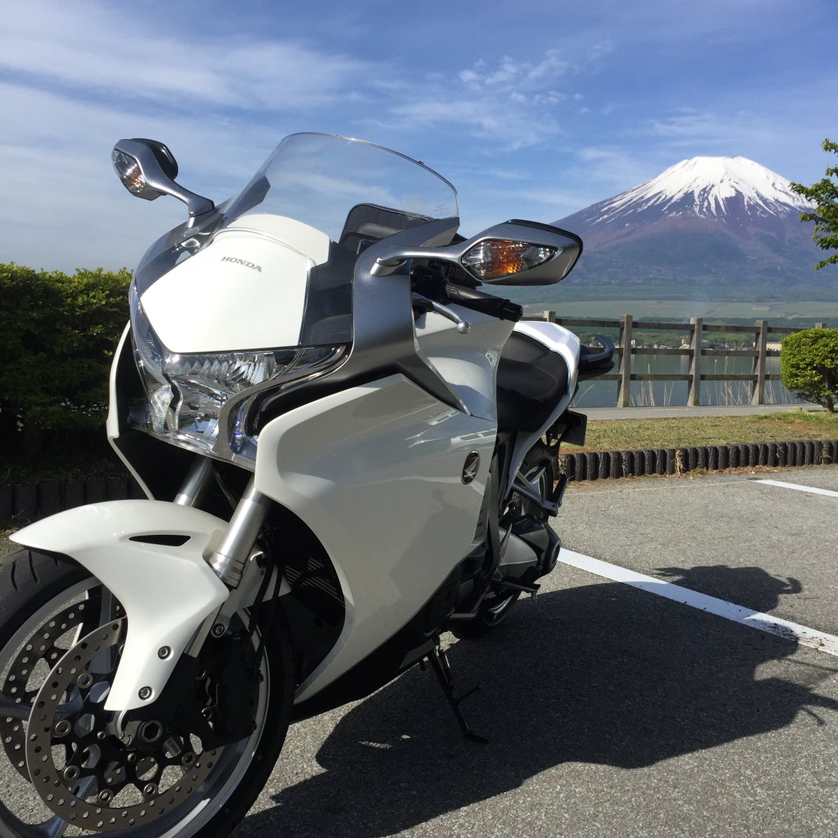 タカミヤヒロフミ 西湘pa 駆け寄ってきたドライバー これ車種は何ですか 道の駅どうし 年配ライダー 何と言うバイク 最近のバイクに疎くて 伊豆オレンヂセンター 家族連れの紳士 孫がこのバイクが欲しいって言うから車種を教えて この先も