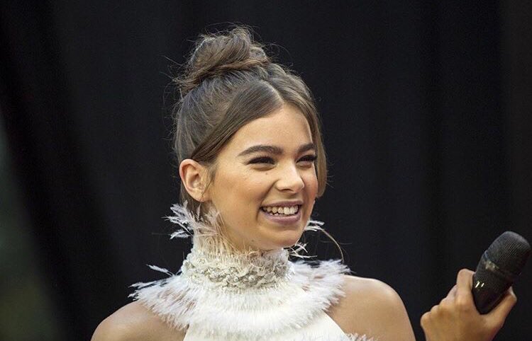 rosesforbrie's tweet photo. 50 retweets = 50 votes

please help our baby @HaileeSteinfeld win 💗

RT to vote #HaileeSteinfeld &amp; @Alesso ft. @FLAGALine &amp; @thisiswatt “Let Me Go” #WhenTheBeatDrops @radiodisney https://t.co/MOX9UCVv87