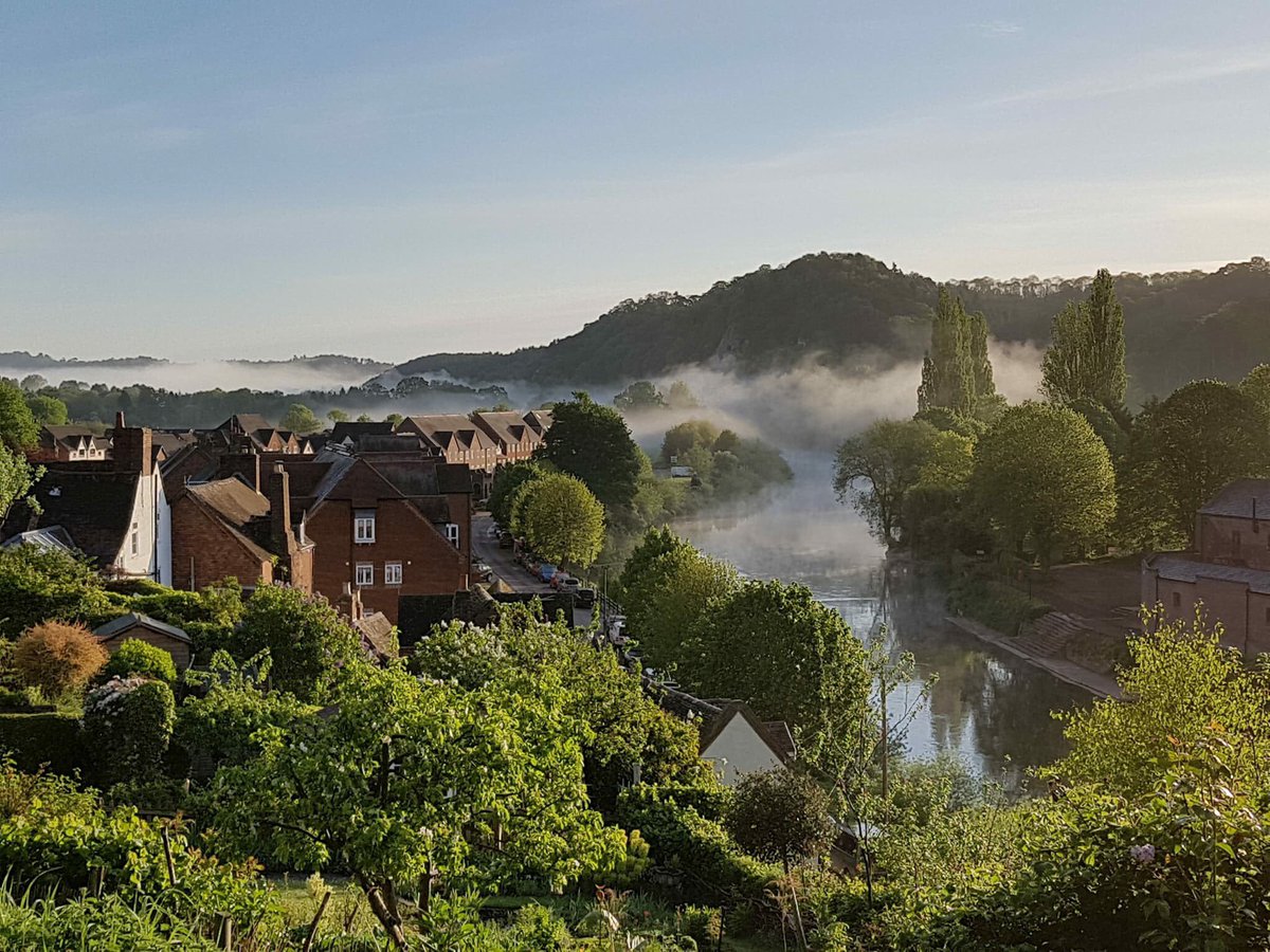 LoveBridgnorth's tweet photo. Beautiful Bridgnorth this morning. Time for a visit? So many independent shops, 2 markets and views to take your breath away. #GBHighSt winner 🇬🇧 
@shrewsmorris @ShropHillsAONB https://t.co/siJqZ18OzR