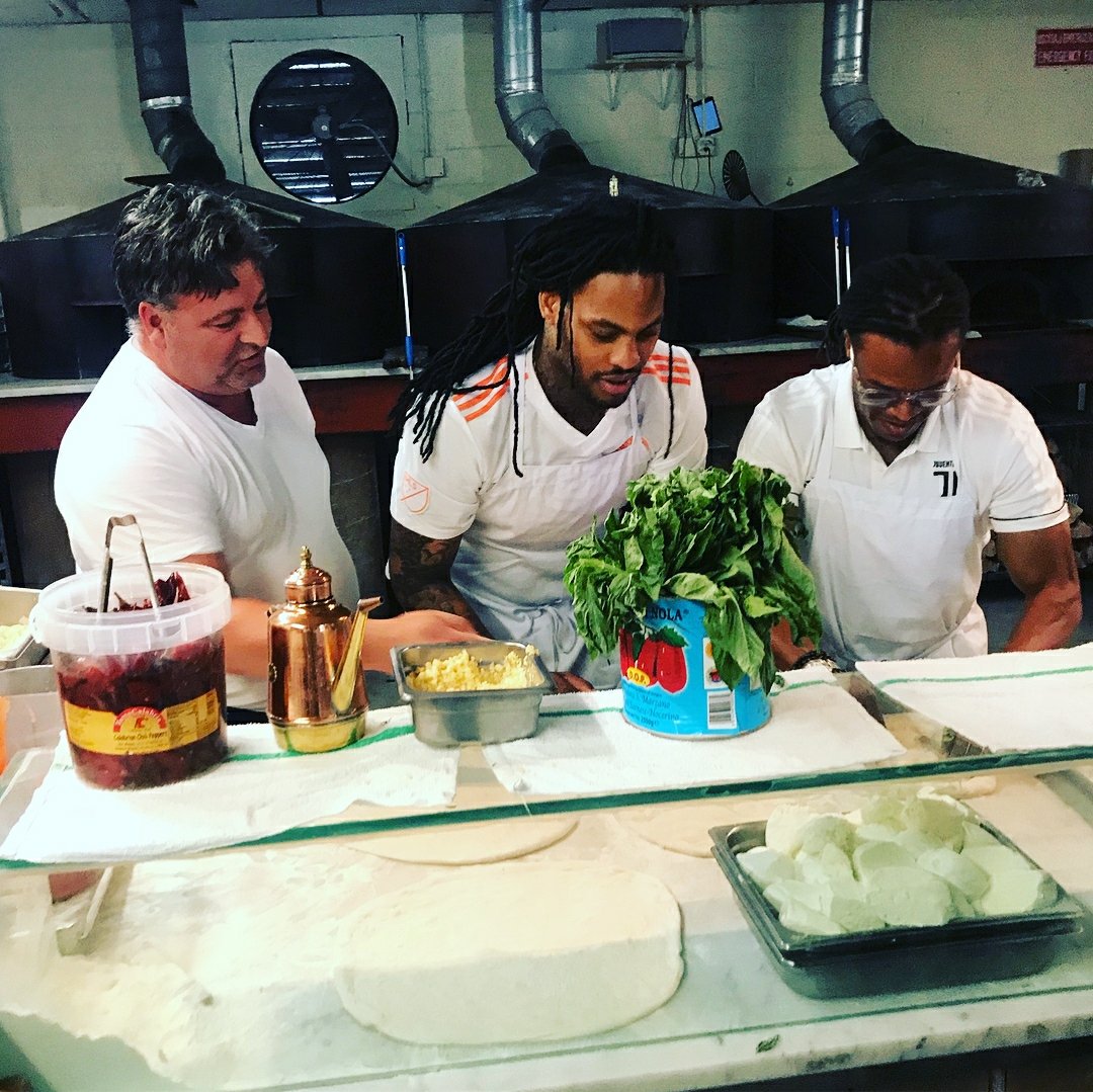 dal_1970sottoli's tweet photo. The best Calabrian Chilli Peppers for this Pizza lessons with the soccer legend @esdavids and the rapper @WakaFlocka in @gioantico 's pizzeria 🌶️⚽🎶
#chillipeppers #esdavids #food #tuttocalabria https://t.co/ZTXWJrIhTh