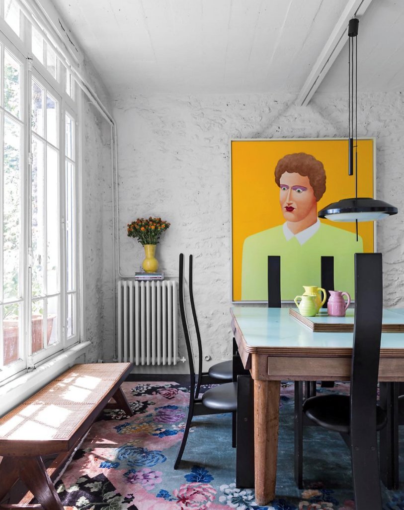 giu_fiori's tweet photo. Parisian house of Roger Vivier Creative Director Gherardo Felloni. Painting by @nicolasparty, table by Pierre Jeanneret and chairs by Vico Magistretti. 
#gherardofelloni #nicolasparty #pierrejeanneret #vicomagistretti #interiordesign #design #decor #inspiration #grassyseat https://t.co/NhemGj1M1a