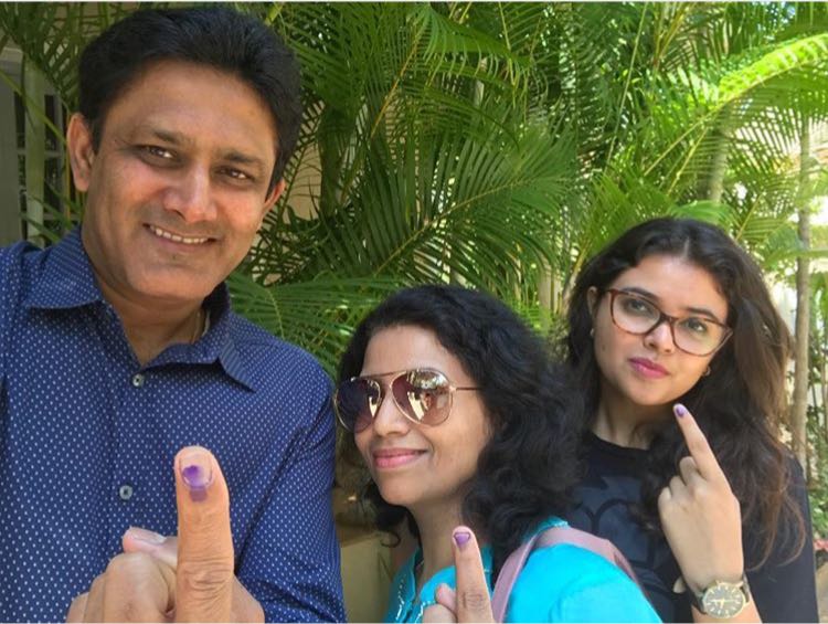 Icon EC ambassador #RahulDravid the wall #KarnatakaElections2018 after voting ! along with his long time pal  #AnilKumble jumbo ..voting turnout till 3pm overall poll percentage in #KarnatakaElections is 56%