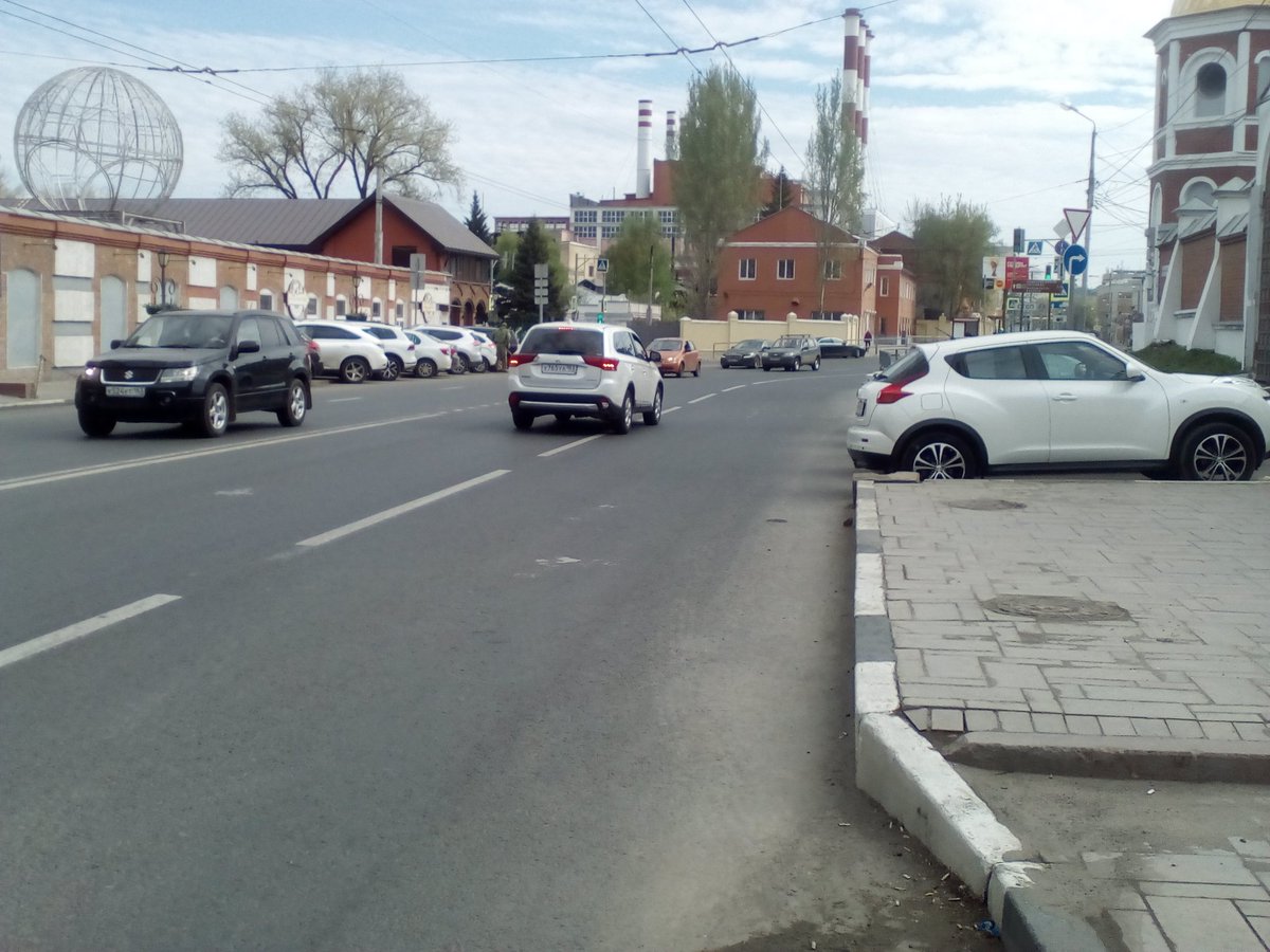 Aleksandr63ru's tweet photo. @D_Azaroff  @E_Lapushkina @DepGorHozSamara @depstroy132 @DTransporta хочу затронуть проблему тротуара напротив пивзавода. Как смогли допустить такой ужас,чтобы пройти по тротуару нужно выходить на проезжую часть. Мамы с колясками, инвалидам вообще не проехать.Как такое допустили? https://t.co/7WLlFbij6o