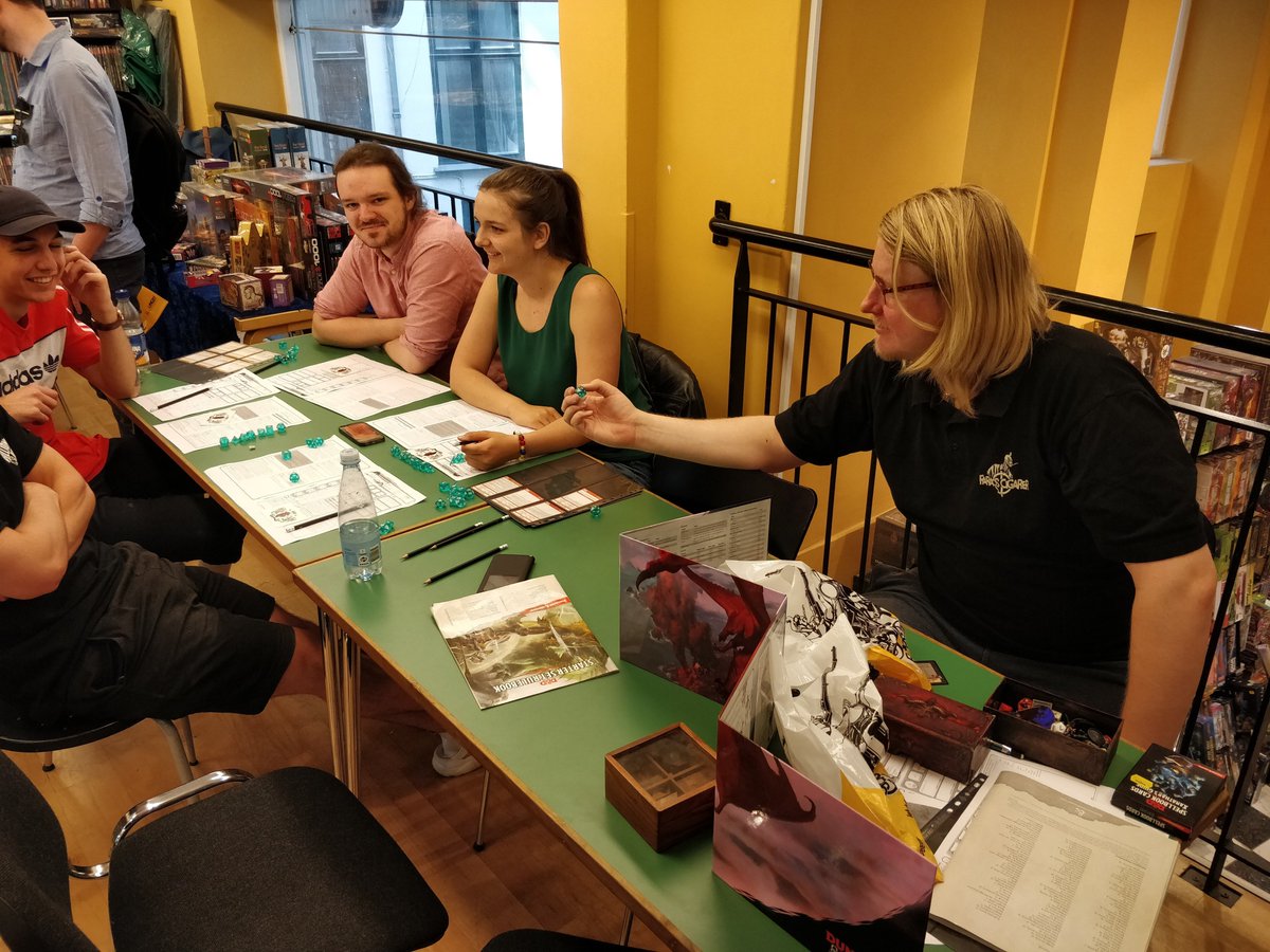I dag har vi en flok nye rollespillere inde for at prøve deres første rollespil. Det er til vores D&amp;D Intro. Du kan også komme forbi den anden lørdag i måneden og spille med.
#Rollespil #RPG #DnD #DnD5e