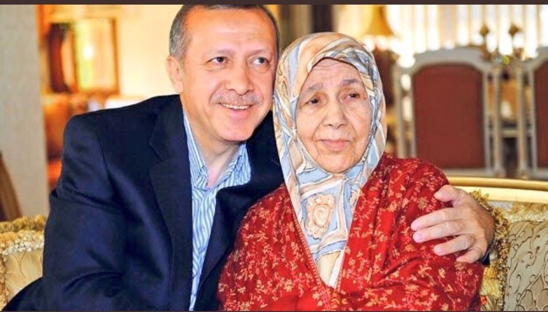 Evlatları uğrunda hiçbir fedakarlıktan kaçınmayan, onlara karşı sonsuz sevgi ve şefkat ile birlikte harmanladıkları derin bir vefa duygusu taşıyan kıymetli annelerimizin Anneler Günü nü tebrik ederim.