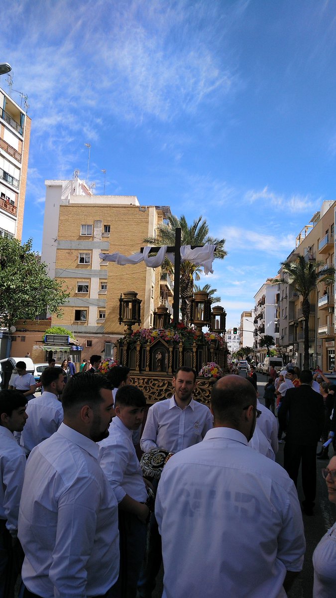 Avanza la Cruz de Mayo de Nuestra Hdad por la avenida Cristóbal Colón <a href="/BCTSaludHuelva/">Virgen de la Salud</a>