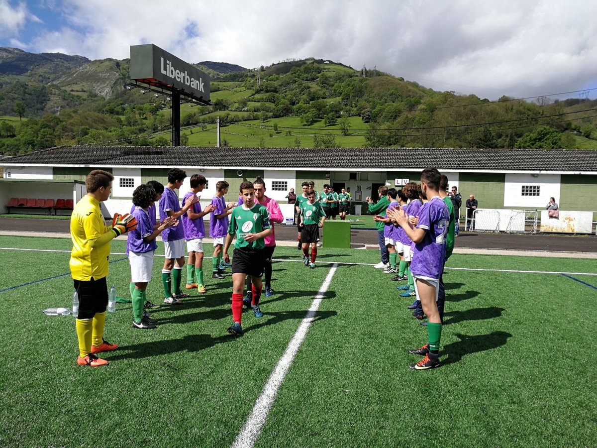 sdlenense's tweet photo. El Fundación Teresianas Oviedo ha hecho pasillo a nuestro Juvenil, ya campeón de su grupo y ascendido. ¡Gracias por el detalle! #Valores #Deportividad https://t.co/ytI3bxlSlK