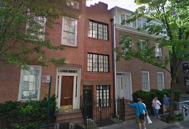 NewYorkAktuell's tweet image. Das schmalste Haus #NewYorks

Das schmalste Haus New Yorks steht im Manhattaner West Village. Zwischen 75 Bedford Street (gebaut 1836) und 77 Bedford Street (gebaut 1799) befindet sich das kleine Gebäude mit der Hausnummer 75 ½, das gerade mal 2,9 Meter..
newyorkaktuell.nyc/4576-2/