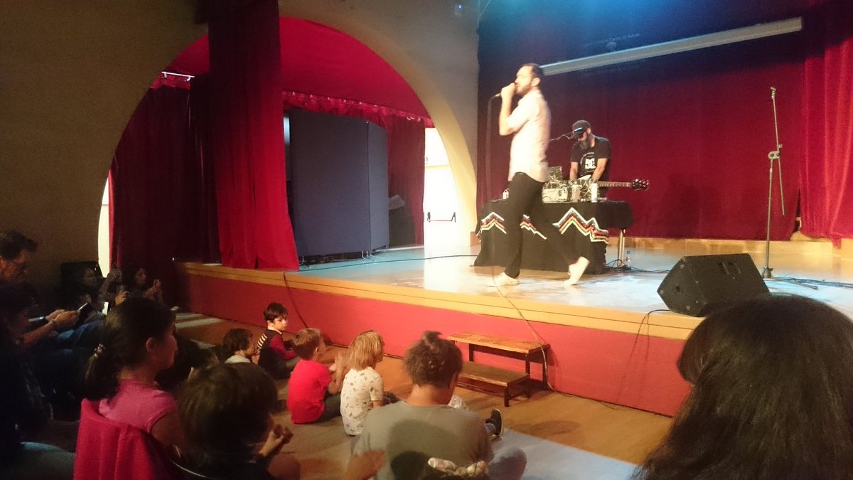Maravilloso <a href="/DFAmusic/">Delafé y Las Flores Azules</a> en un show adaptado para familias y chavaleria en general. Y más de un madurito... ¡Todos bailan!