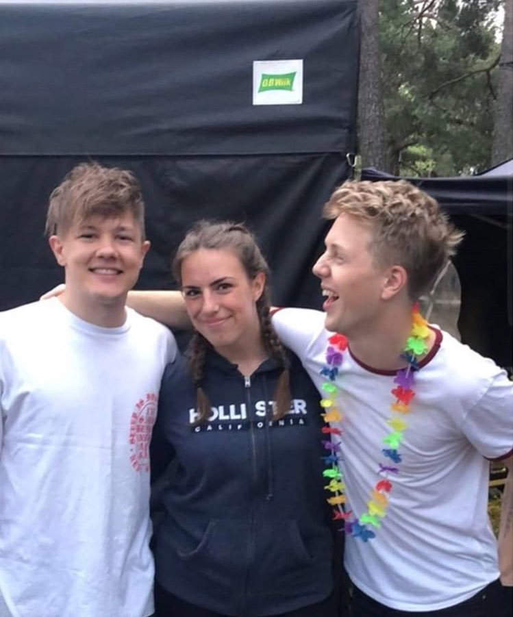 TMLDotCom's tweet photo. May 11: Eric and Alex with a fan in Tønsberg. {6} https://t.co/pjlrGVRLHf