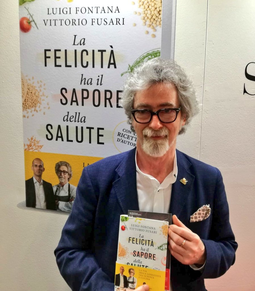 #SalTo18 day 3: è appena arrivato al nostro stand il grande chef Vittorio Fusari. Alle 14 in Arena Piemonte presenta con @LuigiFontana22 il libro "La felicità ha il sapore della salute". Non mancate!!!