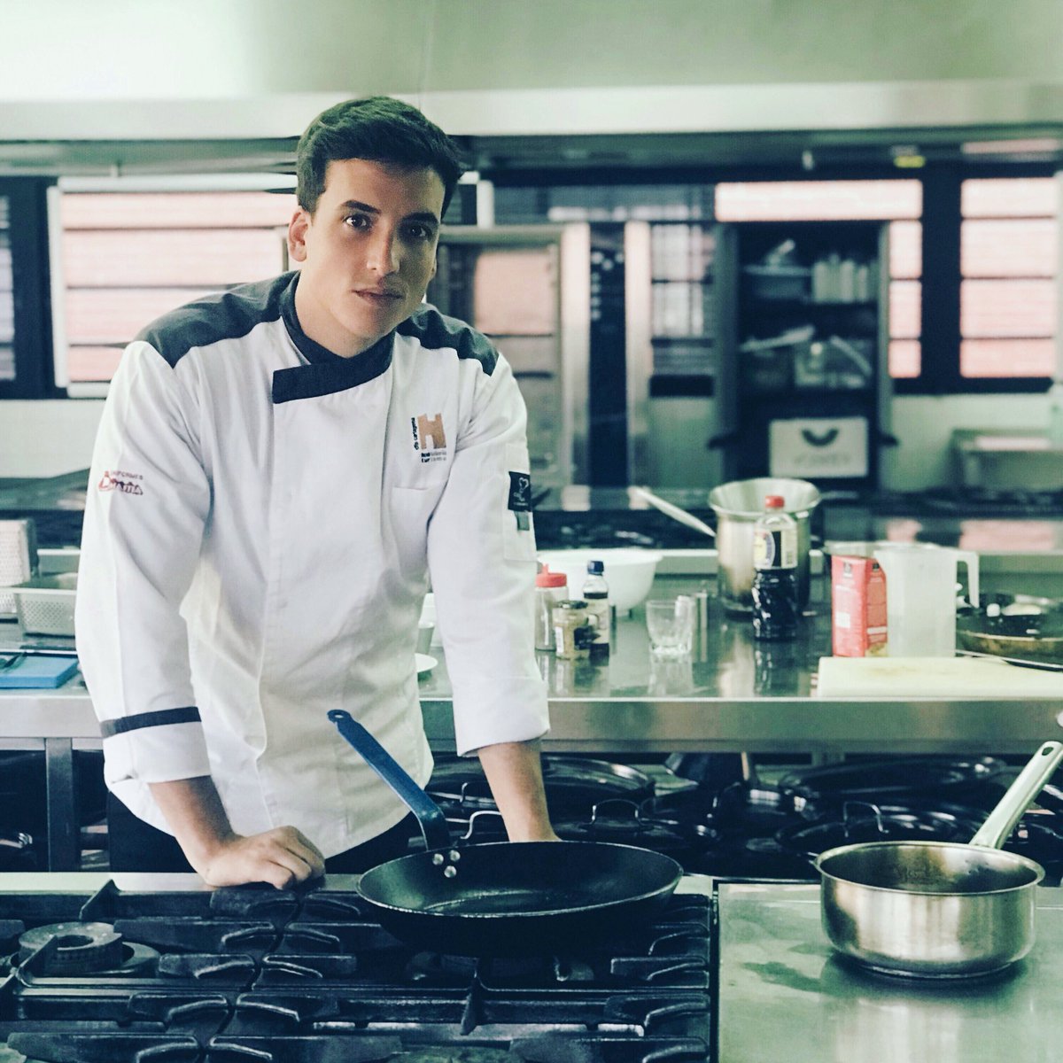 XusoJones's tweet photo. Manos a la obra ! 👨🏻‍🍳 Ganas de comenzar esta nueva aventura y de no dejar de aprender y disfrutar. Os quiero familia ❤️ #FelizSabado #EscHosteleriaCartagena https://t.co/0pSRRWZHm1