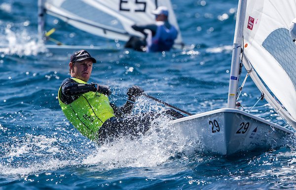 FFVoile's tweet photo. 🚨‼ALERTE TV : Rendez-vous demain à 18H45 sur @FranceOtv pour découvrir les meilleurs moments des finales de la #WCSHyeres et les performances de @jbbernaz @470objectifOR @pierro_lecoq et @sailingdamien https://t.co/O1tLw99AtE