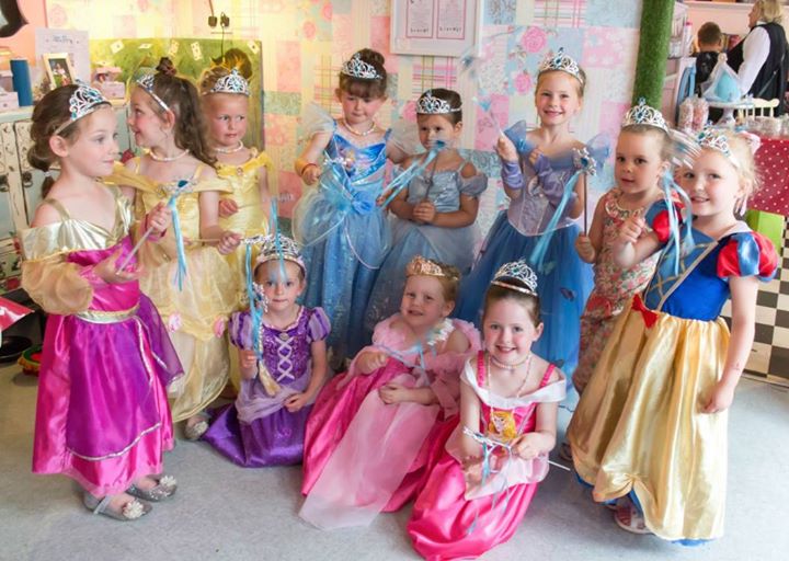 miss_pretty35's tweet photo. Donβt worry if your little one LOVES crafting over princesses and pampering, we can cater our themed parties to suit your childrens dreams and wishes! πβ¨ #pamperparty #crafting #party #northwest #alicestearoom #wonderland #party #dollstyling #partyinspo π https://t.co/b9Z2IVEFks