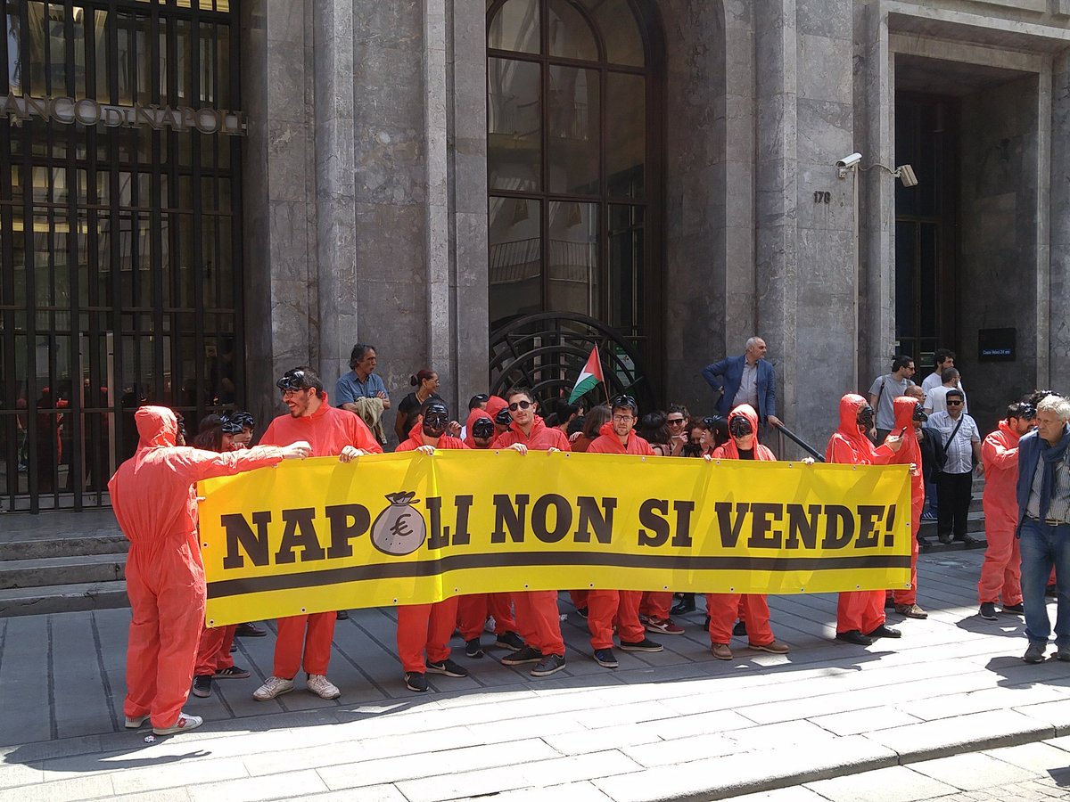 ndo_napoli's tweet photo. Adesso al #BancoDiNapoli a Via Roma
#NapoliNonSiVende #DEBITO #NoDebito https://t.co/zamhqwA3Ic