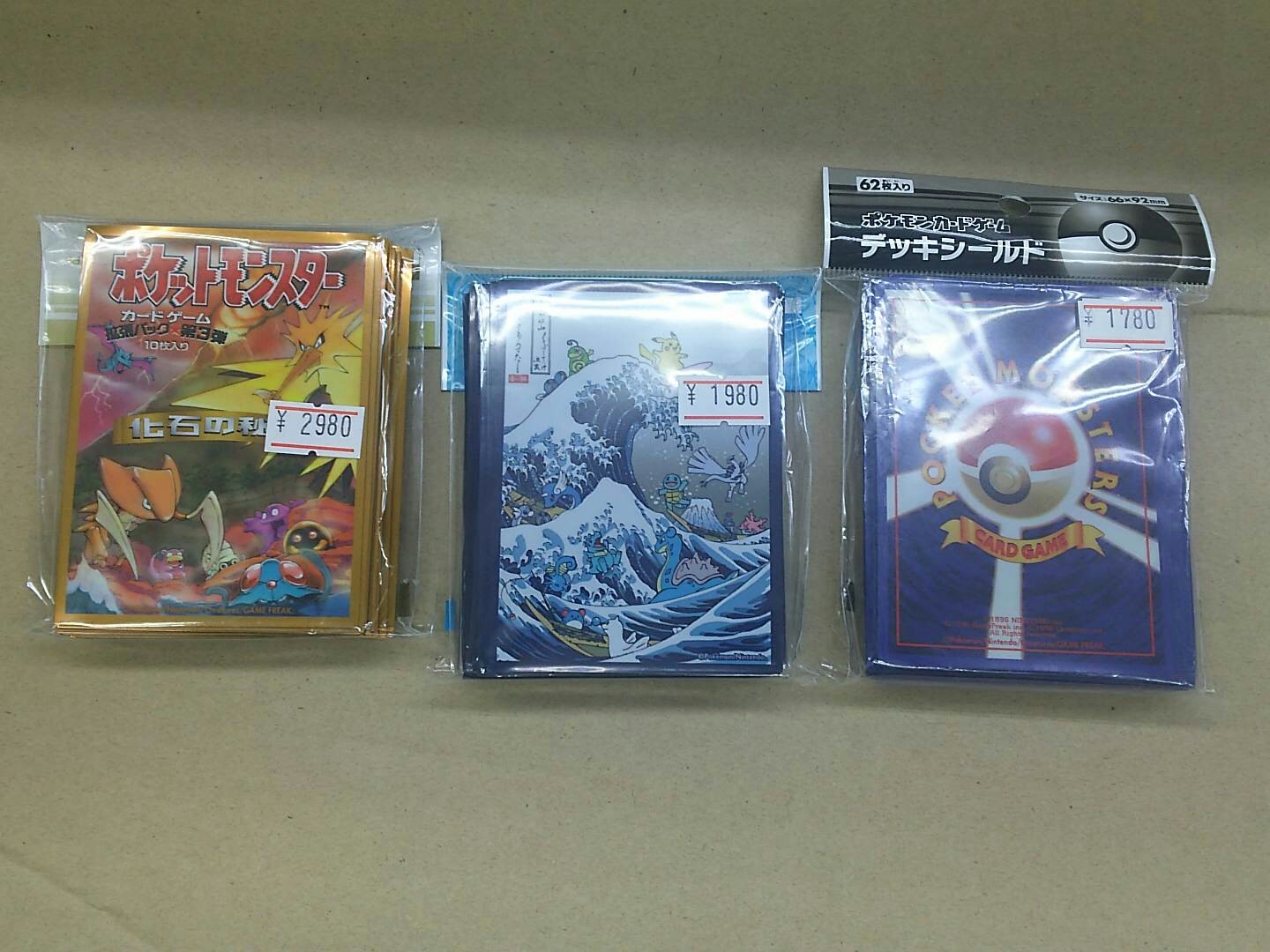 توییتر Tcgshop193名駅店 スタッフ募集中 در توییتر ポケカ サプライ ポケモンスリーブ入荷致しました 特に 化石の秘密 デザインに懐かしさを感じる方もいらっしゃるかと思います サイズは デュエマ等と同じサイズですので 他tcgプレイヤーも興味が