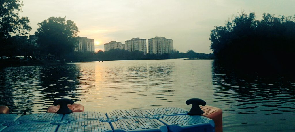 svkxsvkikv's tweet photo. #dis..terobek smlm jgk...penat main ayaq terjun... pakat bwa diri ke tasik plak..nama tasik biru, tp in real kalor ijooooo...haha..katanya aijot.......#lookintofuture #LOL #runfromproblem #realliferealpeoples2face https://t.co/phCHxzGrXy