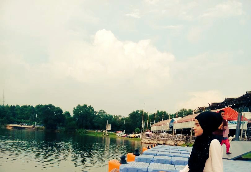 svkxsvkikv's tweet photo. #dis..terobek smlm jgk...penat main ayaq terjun... pakat bwa diri ke tasik plak..nama tasik biru, tp in real kalor ijooooo...haha..katanya aijot.......#lookintofuture #LOL #runfromproblem #realliferealpeoples2face https://t.co/phCHxzGrXy