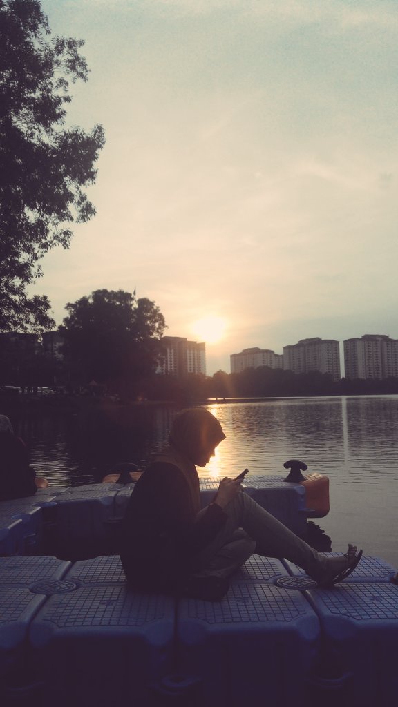 svkxsvkikv's tweet photo. #dis..terobek smlm jgk...penat main ayaq terjun... pakat bwa diri ke tasik plak..nama tasik biru, tp in real kalor ijooooo...haha..katanya aijot.......#lookintofuture #LOL #runfromproblem #realliferealpeoples2face https://t.co/phCHxzGrXy
