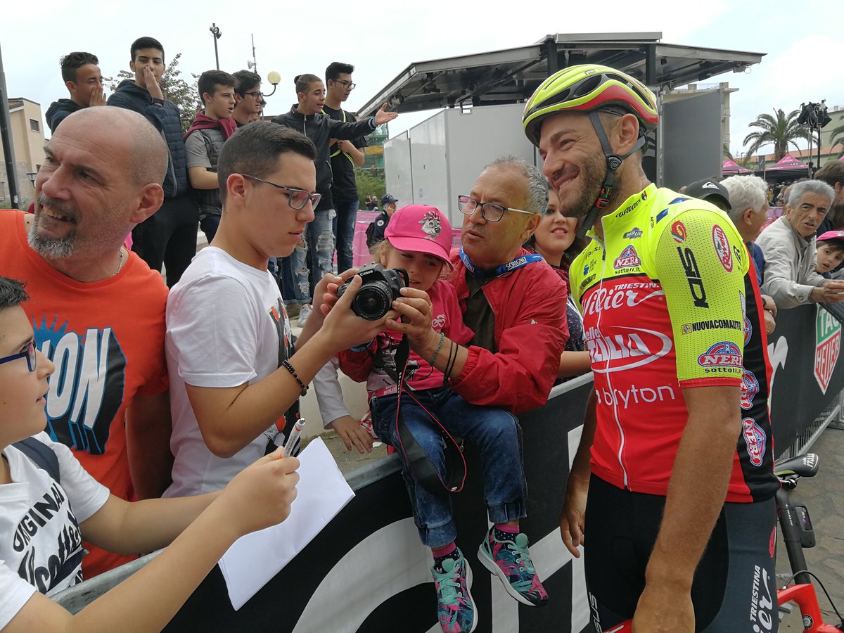 ViniZabuProTeam's tweet photo. #Giro101 È partita la tappa, bellissima atmosfera al villaggio di partenza
The stage is underway. Let's take a look to the great atmosphere at the start

#LoveMyWilier #EnjoYouRide #BrytonSport https://t.co/n80vvp8d5Q