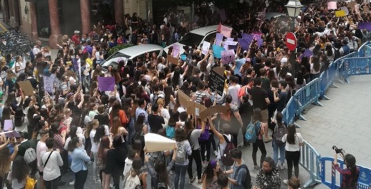 esRadioBaleares's tweet photo. ¿Pueden menores suspender clases por discrepar de una decisión judicial? ¿Hacen los estudiantes uso de derechos propios o hay peligro de manipulación? #LaManada https://t.co/cRgxk0LuN7 Debate ‘cara a cara’ #JMato #BCaldentey en @esRadio971 #ALaCarta
@pliseducacion @pliseducacion https://t.co/DKWvj7XRZQ