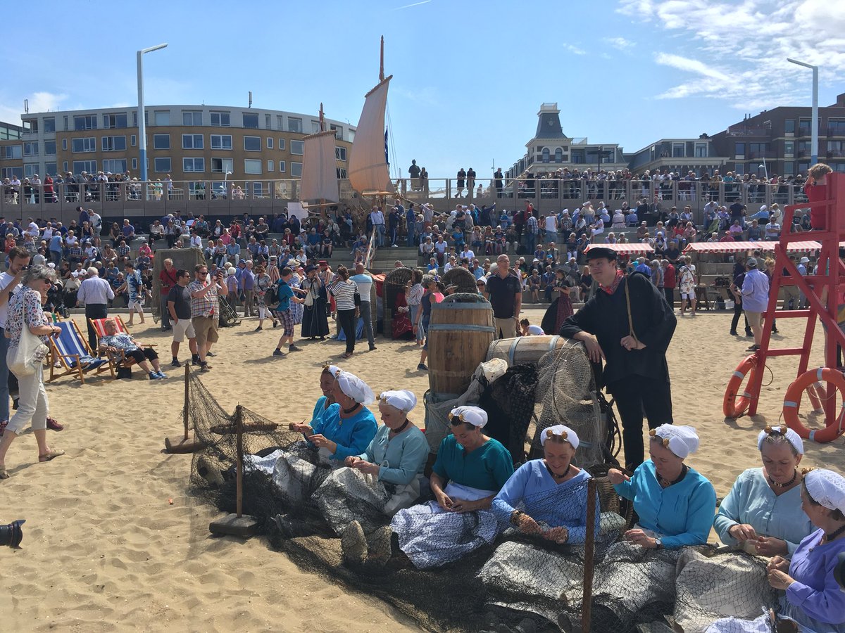 ClubLourdes_'s tweet photo. Historisch spektakel op het strand! En strandweer is het wel! #scheveningen #aanZee https://t.co/f4iemYNiKt