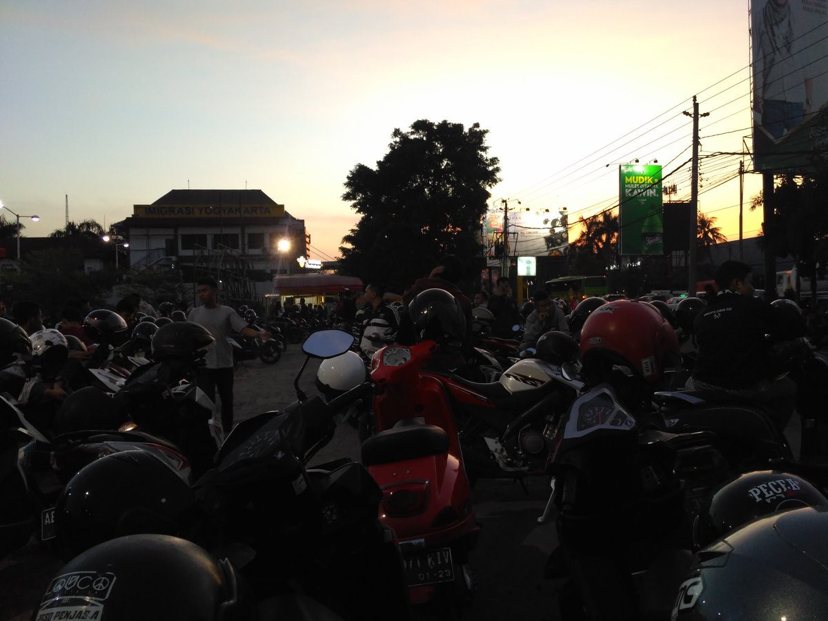 westside_boys's tweet photo. Menunggumu datang menjemputmu pulang. #KEBAKIRINGROAD! https://t.co/5ntV1F8gx6