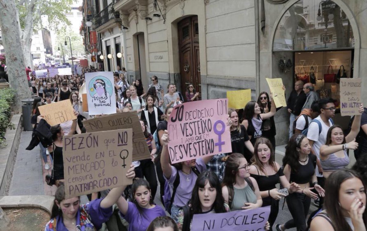 esRadioBaleares's tweet photo. ¿Pueden menores suspender clases por discrepar de una decisión judicial? ¿Hacen los estudiantes uso de derechos propios o hay peligro de manipulación? #LaManada https://t.co/cRgxk0LuN7 Debate ‘cara a cara’ #JMato #BCaldentey en @esRadio971 #ALaCarta
@pliseducacion @pliseducacion https://t.co/DKWvj7XRZQ