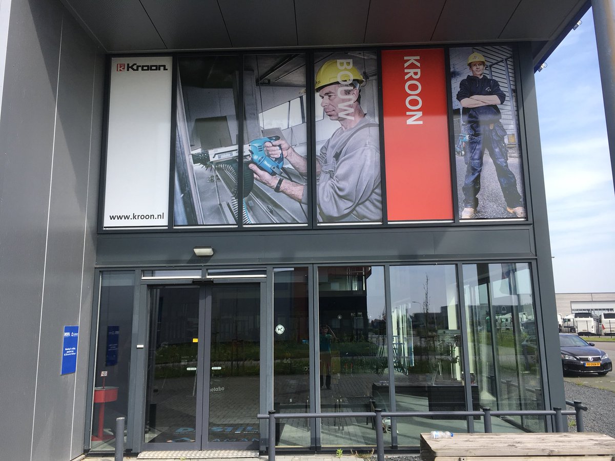 CorfuDesign's tweet photo. Als het moet ook op zaterdag: 32m2 stickers geplakt en een spandoek van 26m2 opgehangen voor Destil/Laman/Kroon @Kroononline https://t.co/y1LgYy9LtD